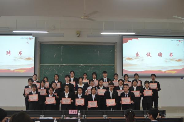 kaiyun官网团委书记鲁蕴律老师与学生会优秀工作人员合影留念