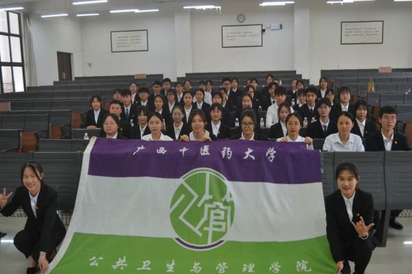 kaiyun官网团委书记鲁蕴律老师与学生会成员合影留念