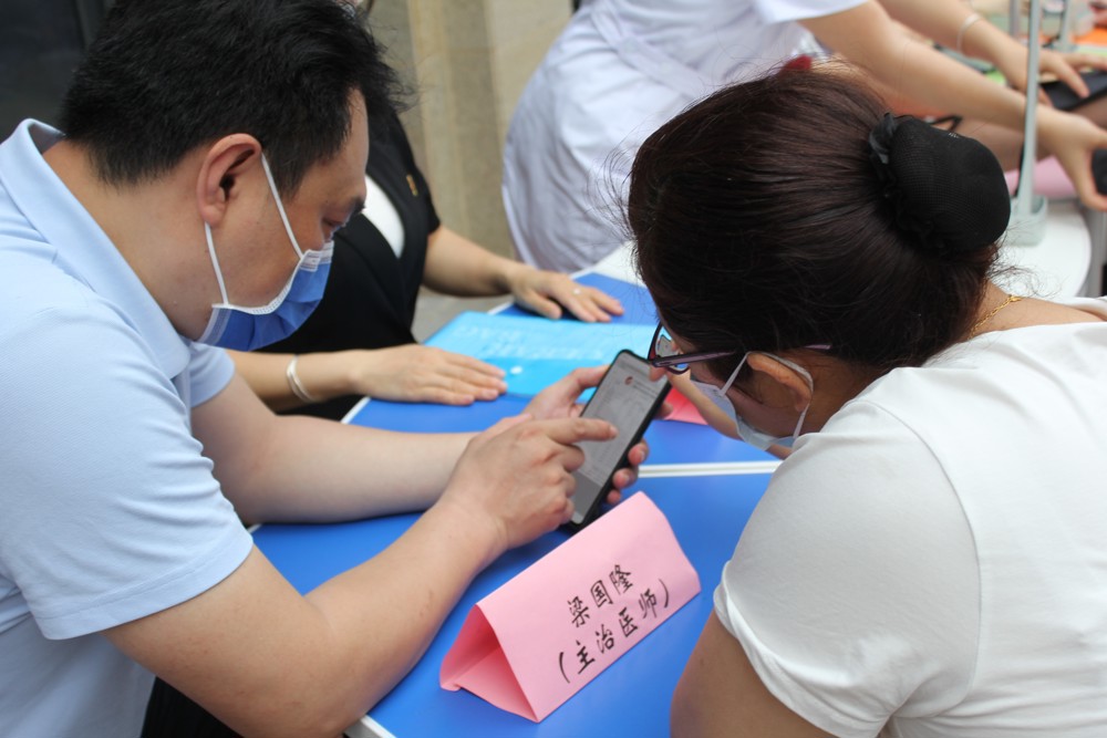 kaiyun官网基础医学专业部梁国隆老师（主治医师）给社区居民答疑解惑