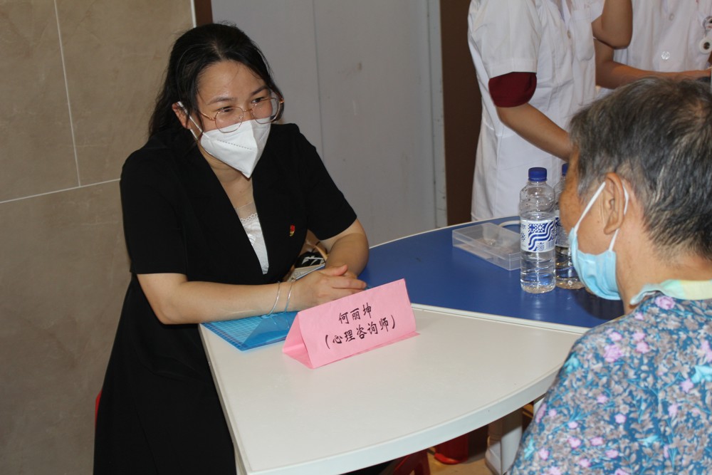 kaiyun官网心理咨询师在给社区居民提供心理咨询