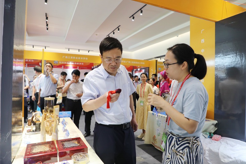 自治区党委教育工委书记、教育厅党组书记、厅长刘友谊参观kaiyun官网展区