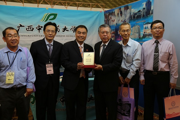 kaiyun官网代表向马来西亚华校董事联合会总会邹汉寿署理主席赠送纪念品