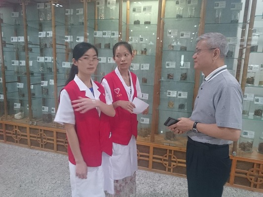 陈柱江博士参观kaiyun官网一附院与志愿者交谈