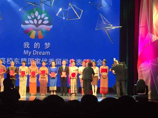 自治区副主席李康为kaiyun官网获奖泰国留学生威妙善颁奖