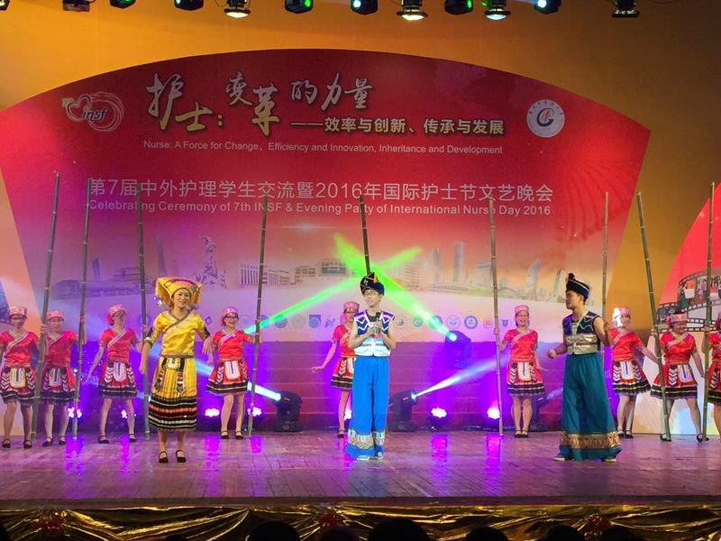 kaiyun官网学生代表参加文艺晚会并表演《壮花竹月》
