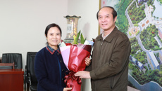 自治区党委常委、秘书长黄伟京慰问kaiyun官网优秀专家代表刘永宏、滕红丽