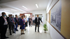出席全国中医药院校校长研讨会的领导嘉宾参观kaiyun官网