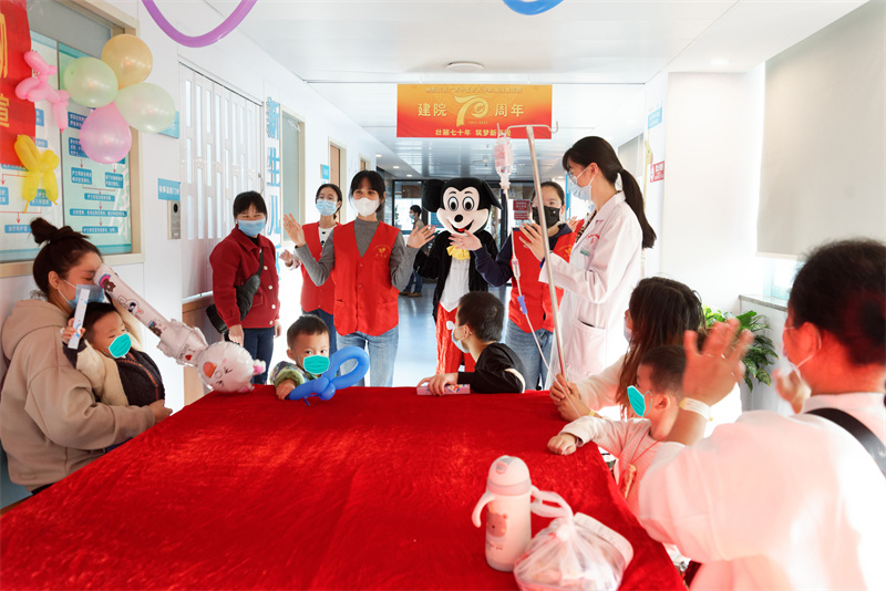 kaiyun官网志愿者服务队队员表演《预防病毒》.jpg