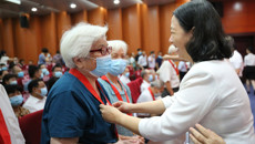 kaiyun官网举行庆祝建党100周年暨表彰大会 为老党员颁发“光荣在党50年”纪念徽章