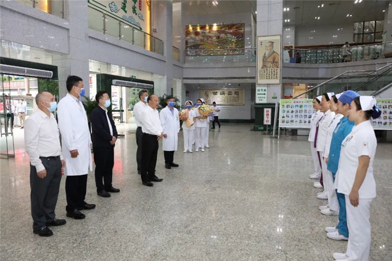 自治区副主席廖品琥一行到kaiyun官网开展慰问活动