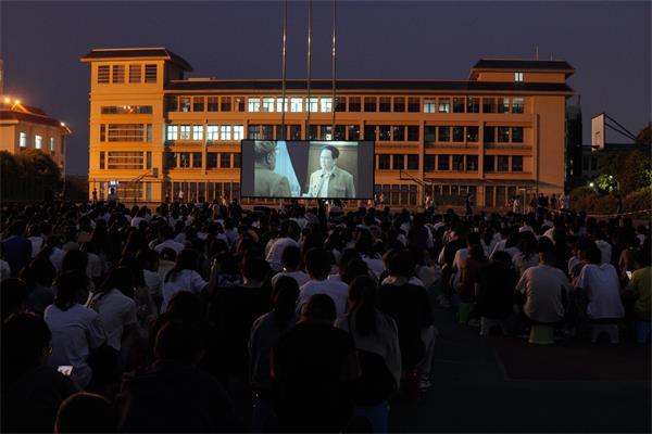 图1 观影中