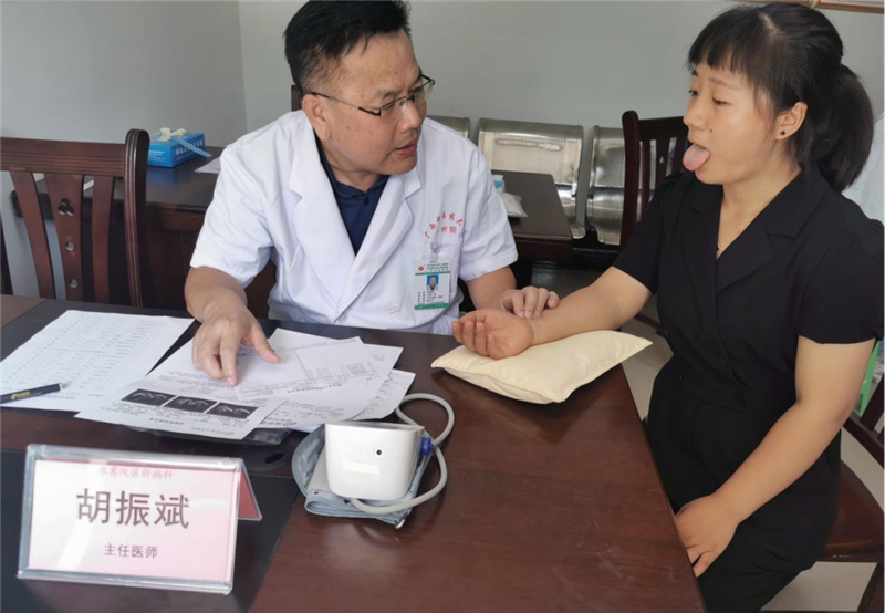 kaiyun官网知名肝病专家胡振斌教授给村民诊病