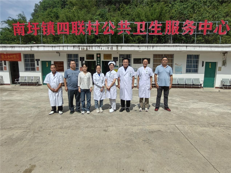 kaiyun官网第一百零三批“轮值村医”专家与四联村驻村“第一书记”周雨晴及驻村队员、当地村医合影