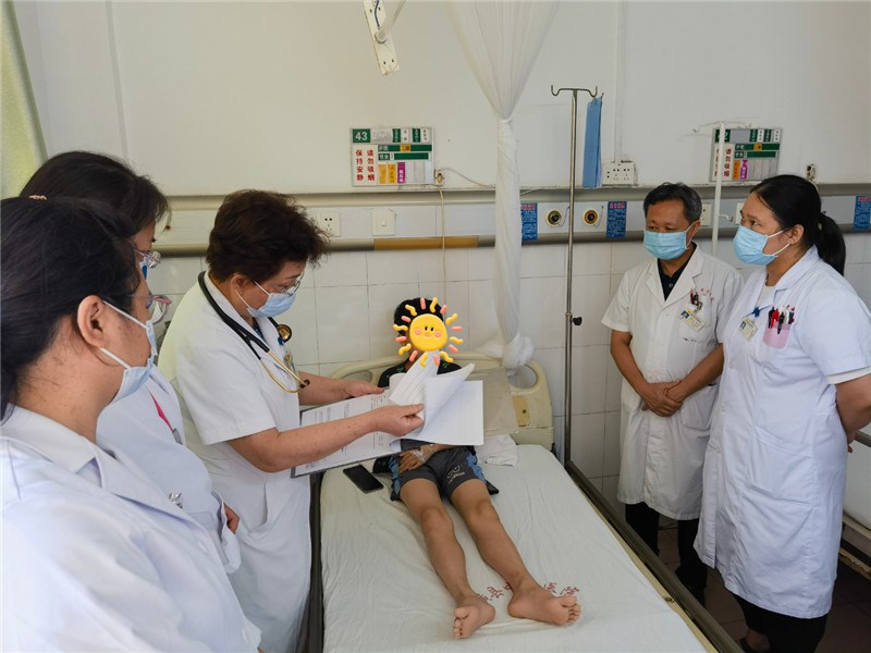 专家团队进行教学查房