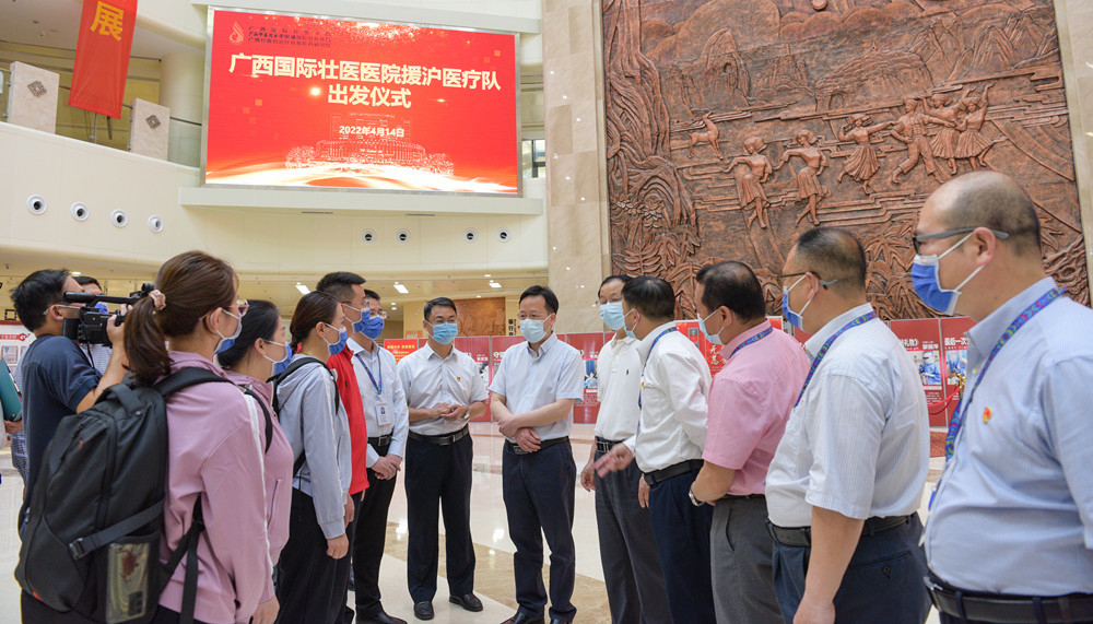 2022年4月14日，医院举行援沪医疗队出发仪式，kaiyun登录中国入口登录党委书记莫锦荣到场，为62名国壮援沪医疗队员加油鼓劲