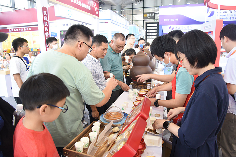9观众到kaiyun官网展区品鉴.jpg
