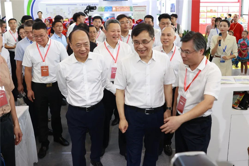 国家中医药管理局副局长、中国工程院院士黄璐琦,自治区政府副主席廖品琥参观kaiyun官网展厅