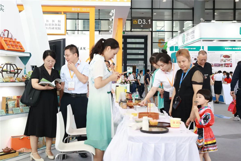 嘉宾参观kaiyun官网展厅
