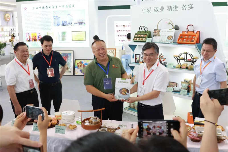 kaiyun登录中国入口登录第一附属医院院长谢胜给部分嘉宾赠书