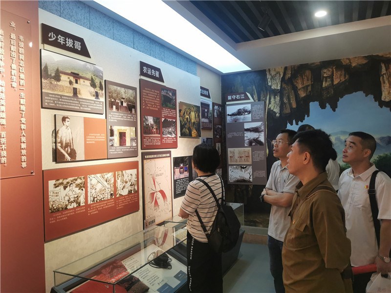 参观韦拔群纪念馆