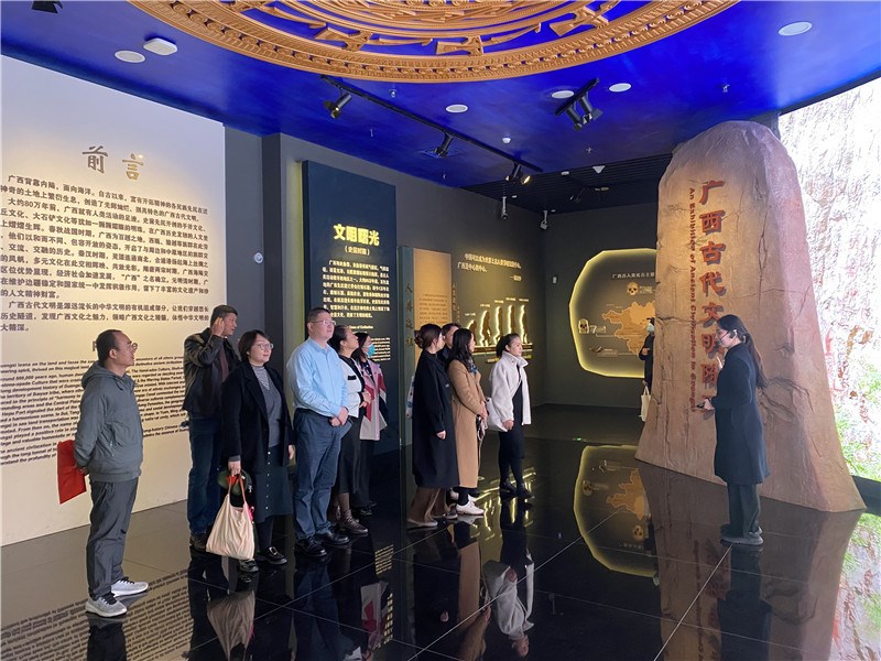 参观广西古代文明陈列