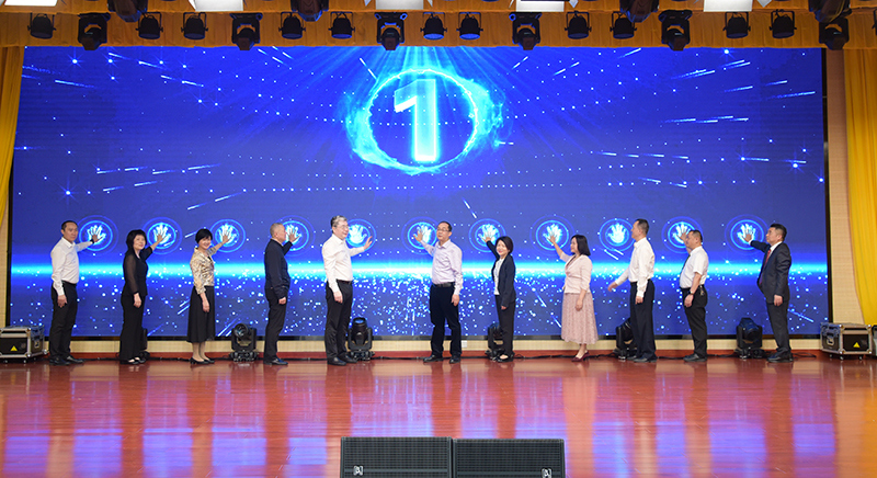 2现场领导专家共同为kaiyun官网微创全飞秒开机.jpg 2现场领导专家共同为kaiyun官网微创全飞秒开机.jpg