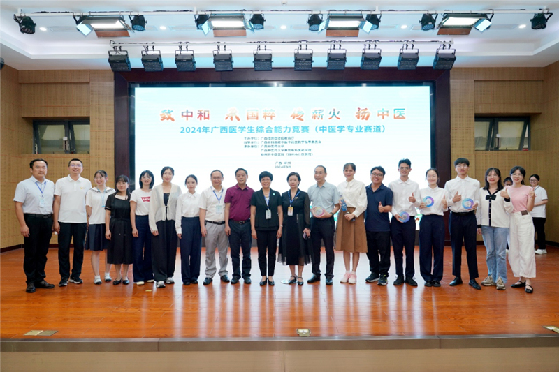 学校领导与kaiyun官网参赛队师生合影