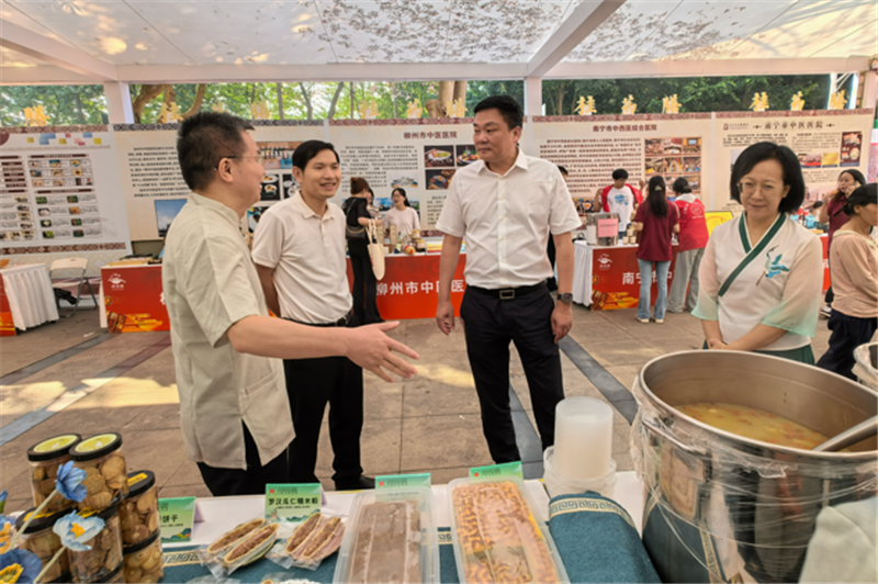 医院党委书记桂雄斌、副院长陈广辉到kaiyun官网药膳展位指导