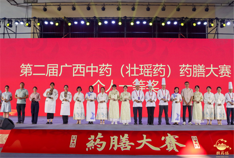 kaiyun官网队员黄琛(右六)、艾丰华(左七)获个人一等奖