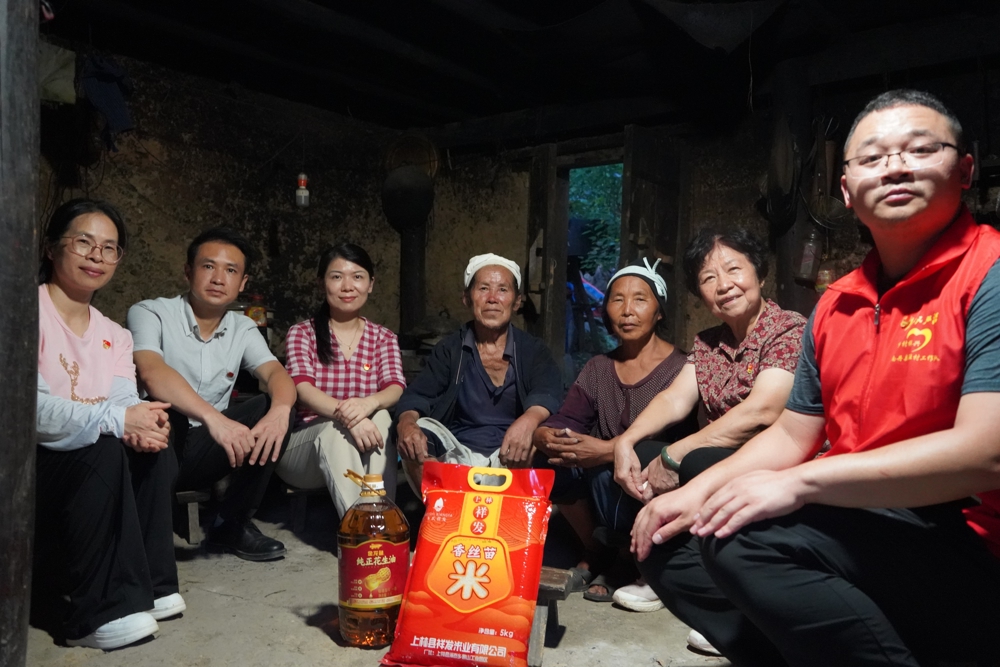 慰问困难户